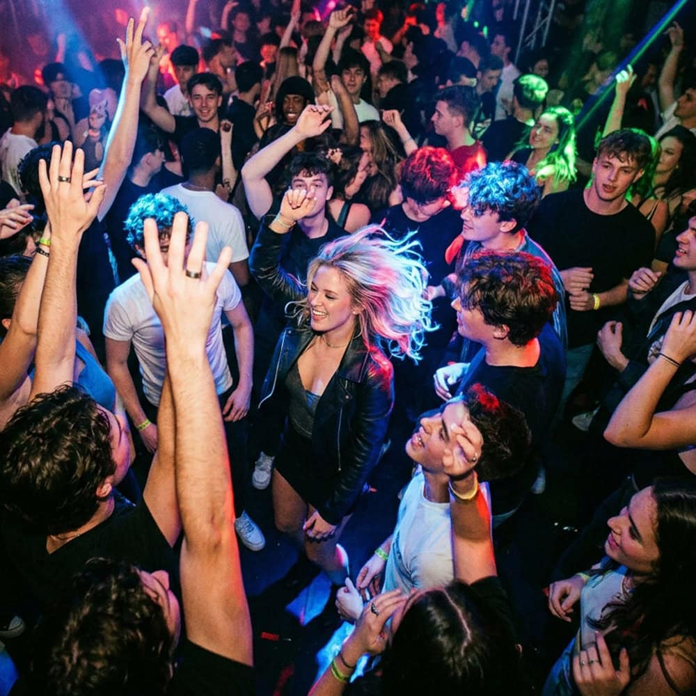 Hög energifest med dans och glädje på Golden Hits nattklubb i Sverige.